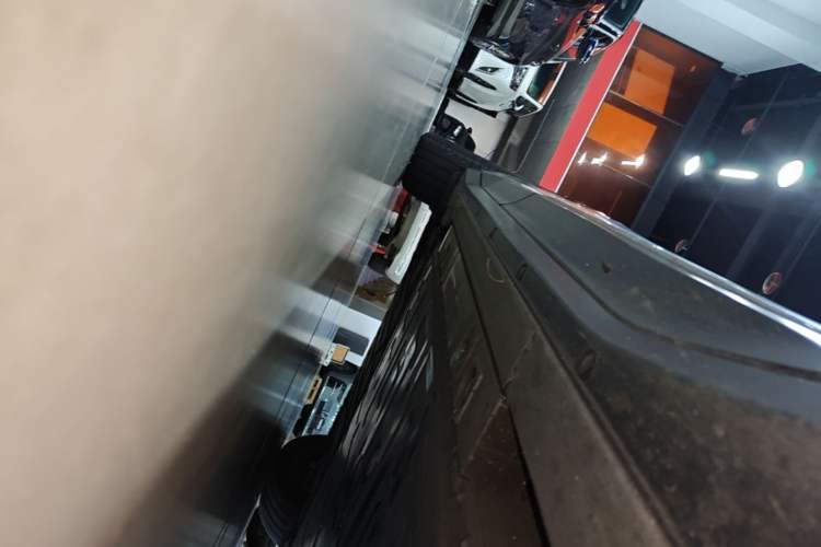 Used Nio ES6 2024 75 kWh Right Side Sill