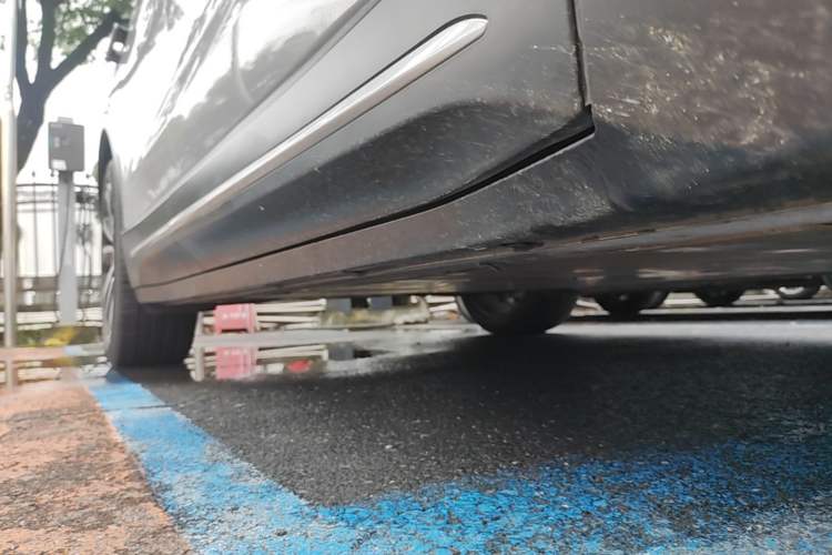 Used Nio ES6 2024 75 kWh Right Side Sill