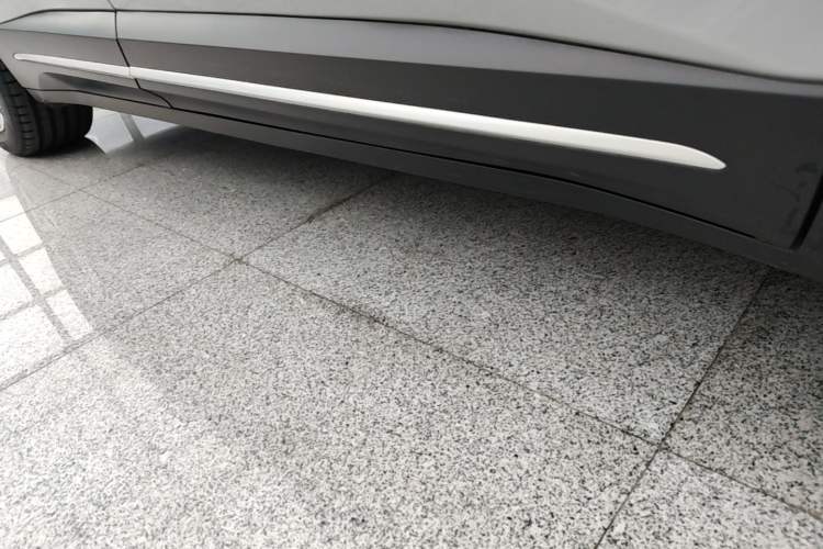 Used Nio ES6 2024 75 kWh Right Side Sill