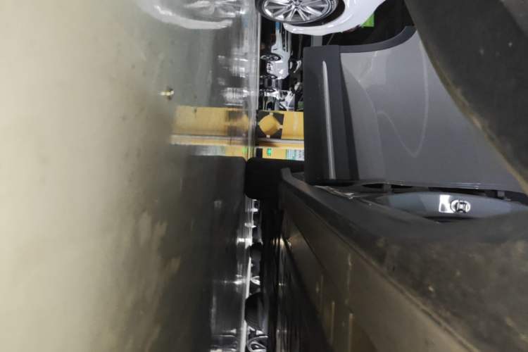 Used Nio ES6 2024 75 kWh Right Side Sill