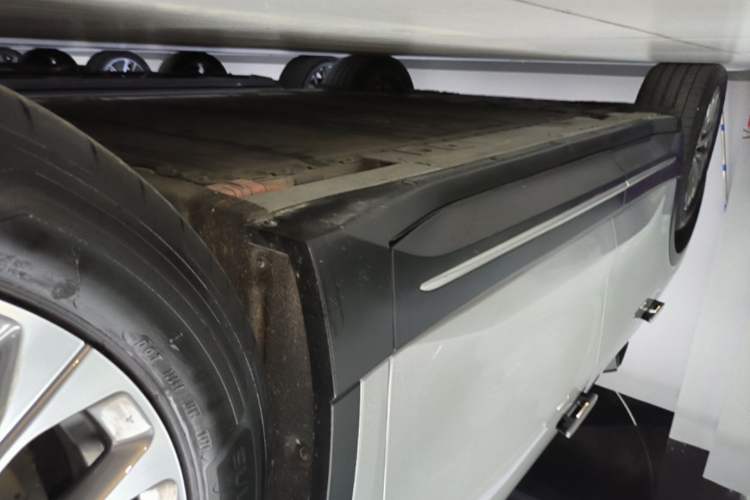 Used Nio ES6 2024 75 kWh Right Side Sill
