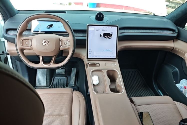 Used Nio ES6 2024 75 kWh Center Console