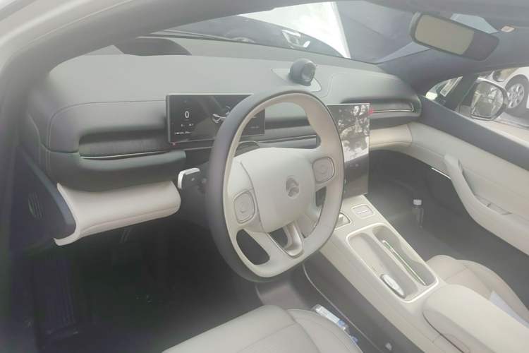 Used Nio ES6 2024 75 kWh Center Console