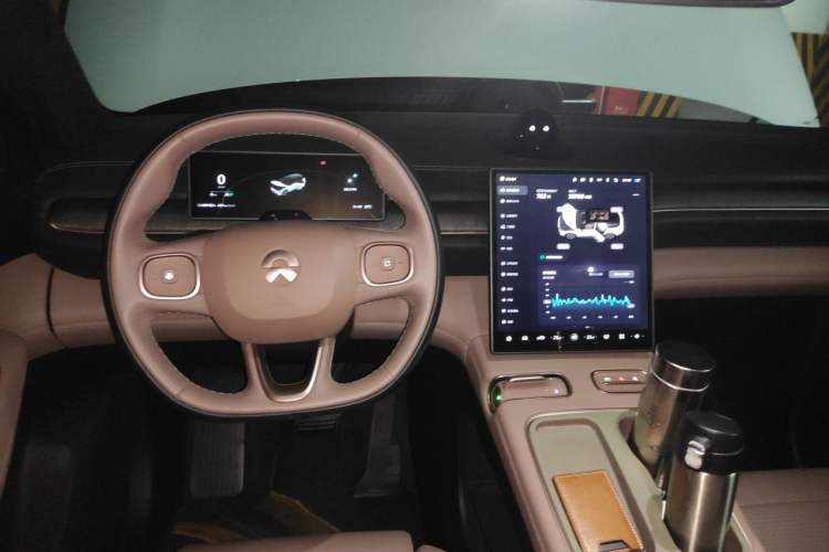 Used Nio ES6 2024 75 kWh Center Console