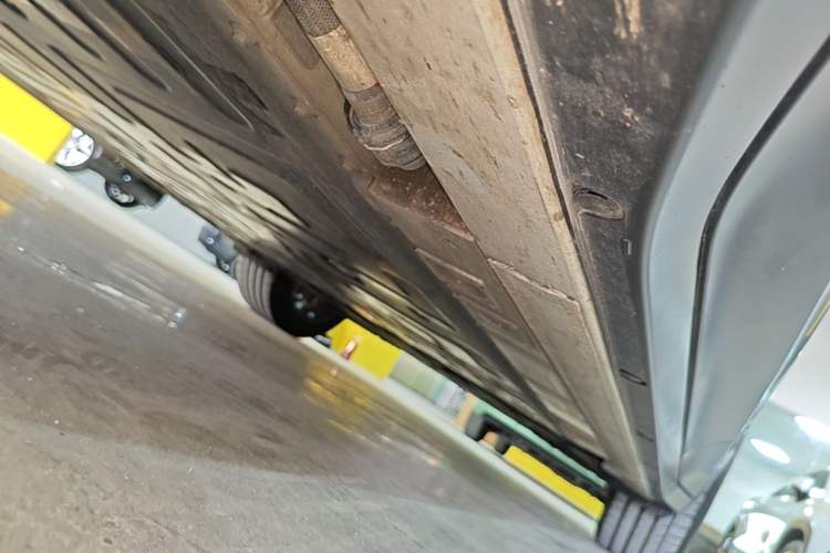 Used Nio ES6 2024 75 kWh Left Side Sill