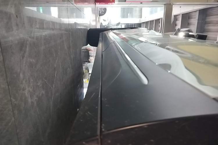 Used Nio ES6 2024 75 kWh Left Side Sill