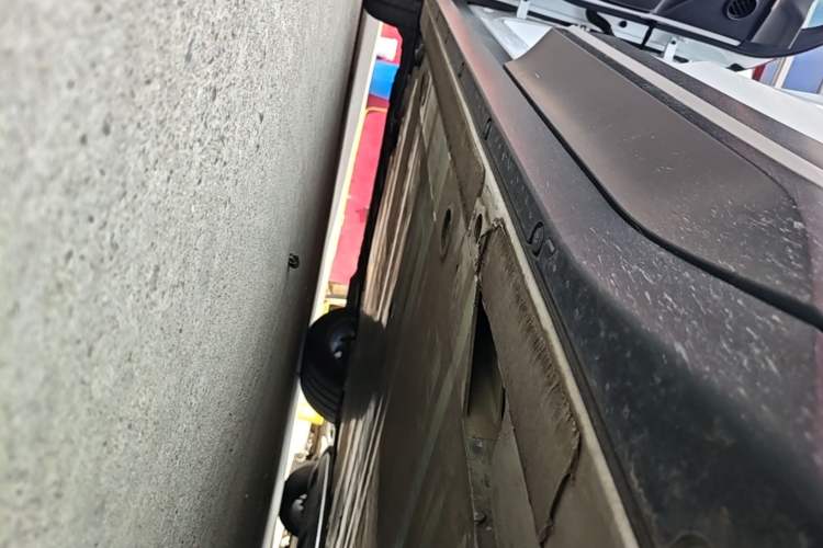 Used Nio ES6 2024 75 kWh Left Side Sill