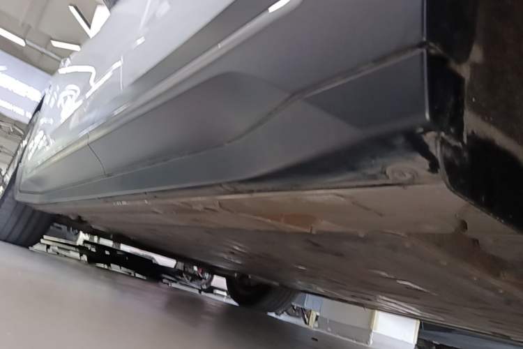 Used Nio ES6 2024 75 kWh Left Side Sill