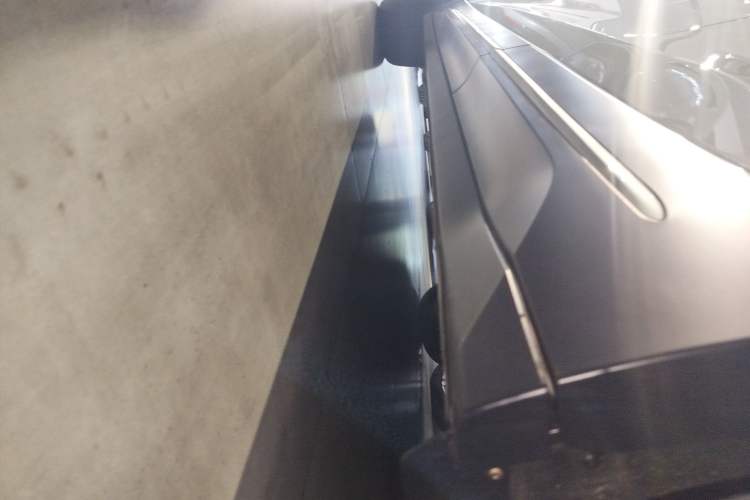 Used Nio ES6 2024 75 kWh Left Side Sill