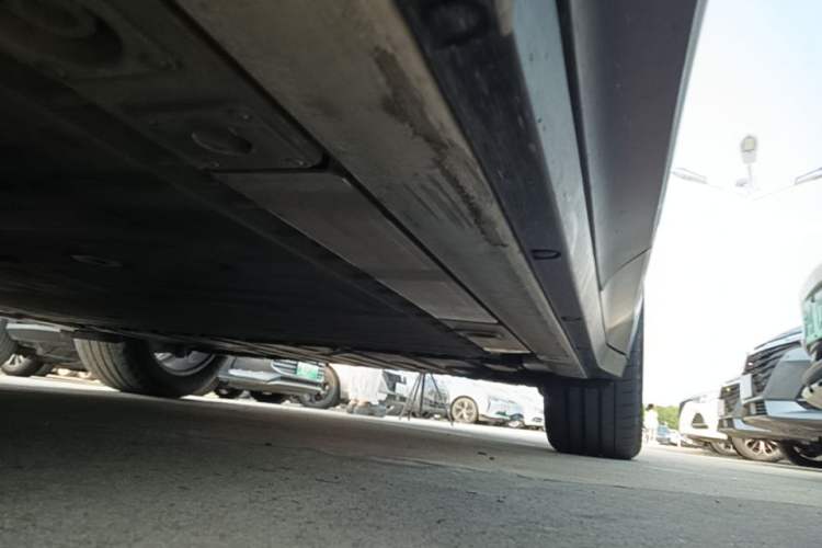 Used Nio ES6 2024 75 kWh Left Side Sill