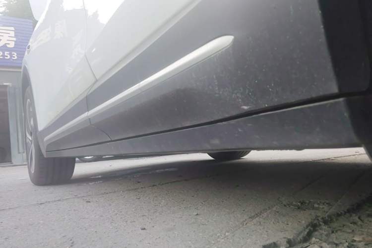 Used Nio ES6 2024 75 kWh Left Side Sill