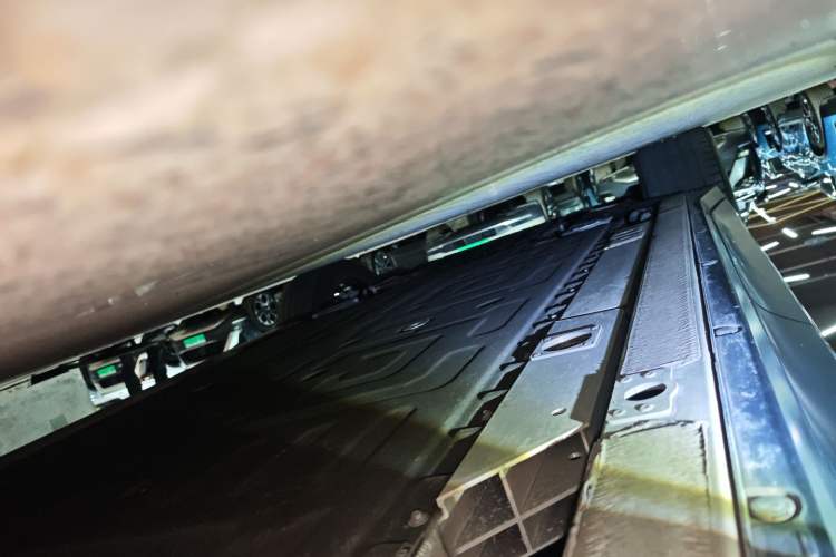 Used Nio ES6 2024 75 kWh Left Side Sill