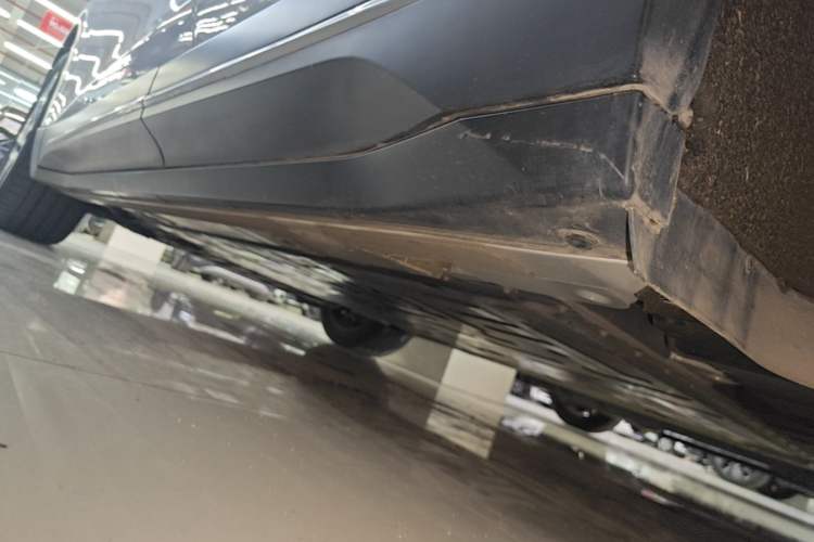 Used Nio ES6 2024 75 kWh Left Side Sill