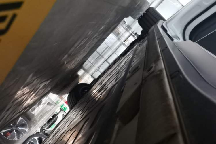 Used Nio ES6 2024 75 kWh Left Side Sill