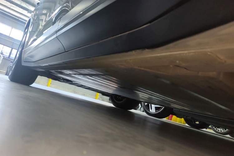 Used Nio ES6 2024 75 kWh Left Side Sill