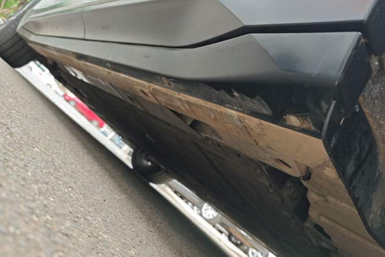 Used Nio ES6 2024 75 kWh Left Side Sill