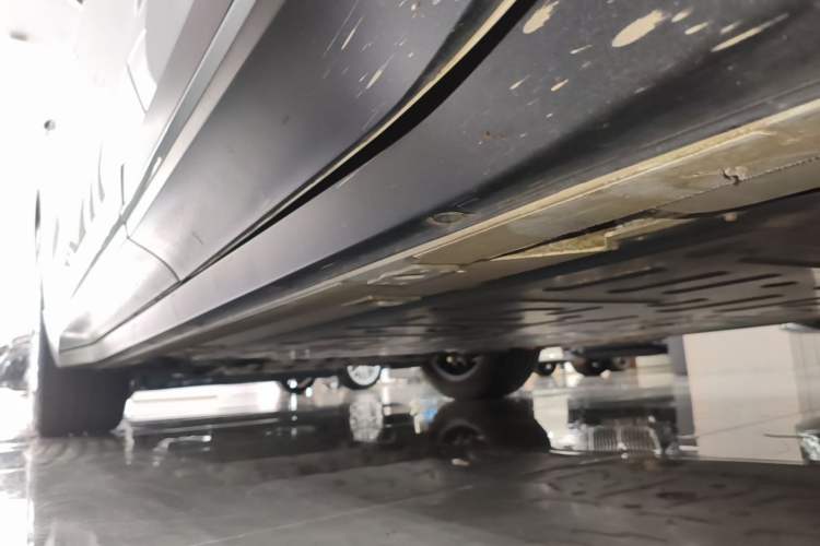 Used Nio ES6 2024 75 kWh Left Side Sill