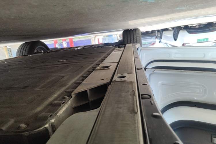 Used Nio ES6 2024 75 kWh Left Side Sill