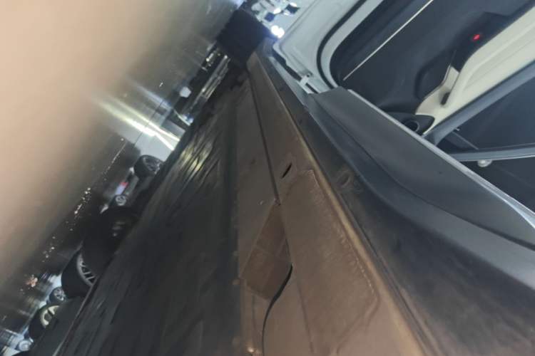 Used Nio ES6 2024 75 kWh Left Side Sill