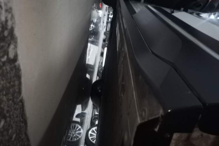 Used Nio ES6 2024 75 kWh Left Side Sill
