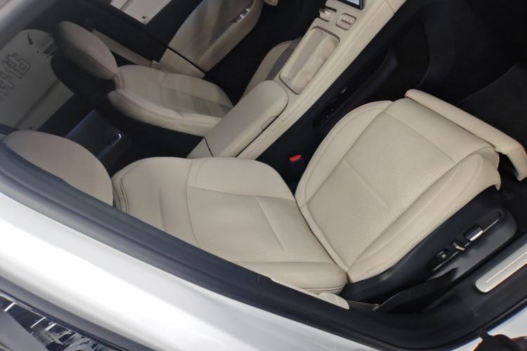 Used Nio ES6 2024 75 kWh Right Front Seat