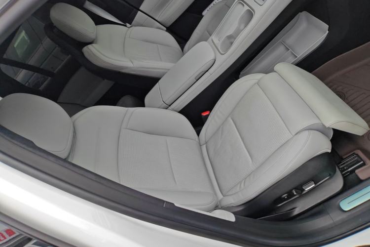 Used Nio ES6 2024 75 kWh Right Front Seat