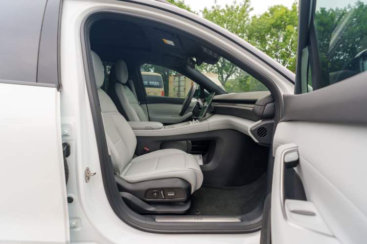 Used Nio ES6 2024 75 kWh Right Front Seat