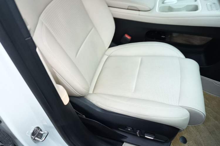 Used Nio ES6 2024 75 kWh Right Front Seat