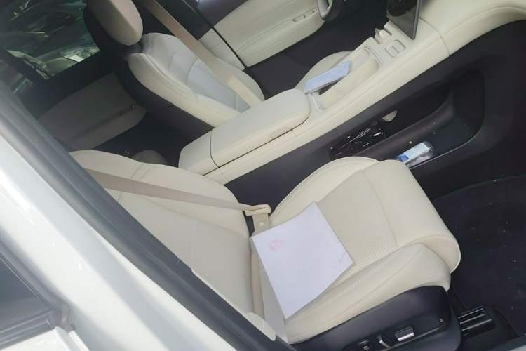 Used Nio ES6 2024 75 kWh Right Front Seat