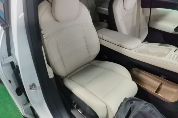 Used Nio ES6 2024 75 kWh Right Front Seat