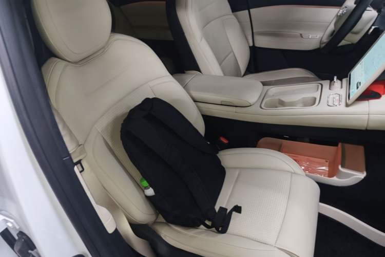 Used Nio ES6 2024 75 kWh Right Front Seat