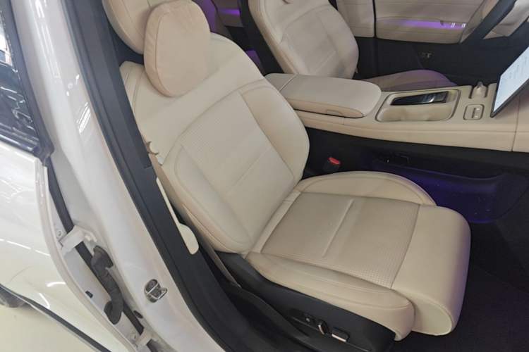 Used Nio ES6 2024 75 kWh Right Front Seat