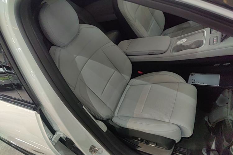 Used Nio ES6 2024 75 kWh Right Front Seat