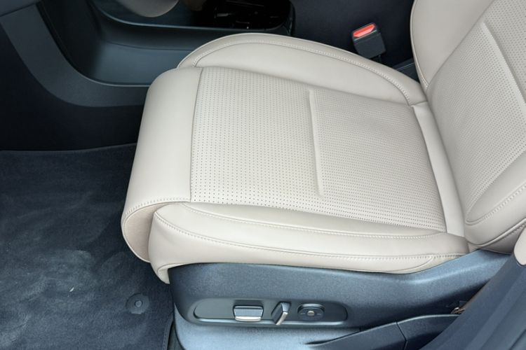 Used Nio ES6 2024 75 kWh Right Front Seat