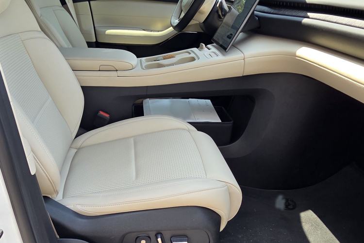 Used Nio ES6 2024 75 kWh Right Front Seat