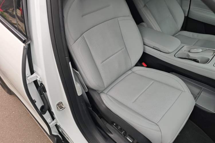 Used Nio ES6 2024 75 kWh Right Front Seat