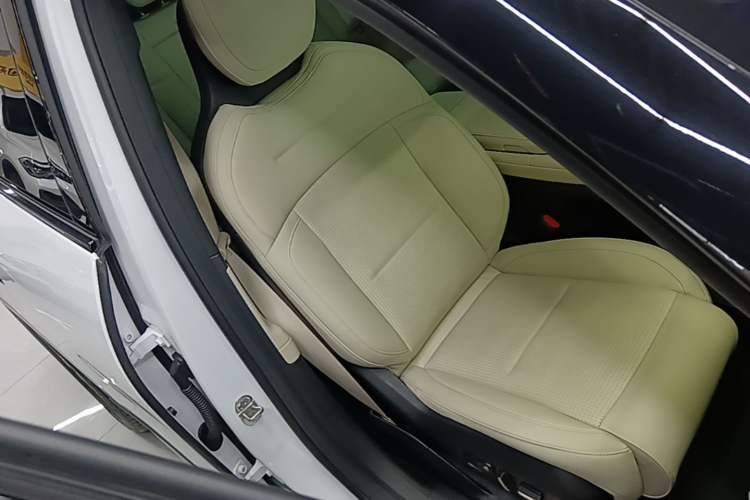 Used Nio ES6 2024 75 kWh Right Front Seat