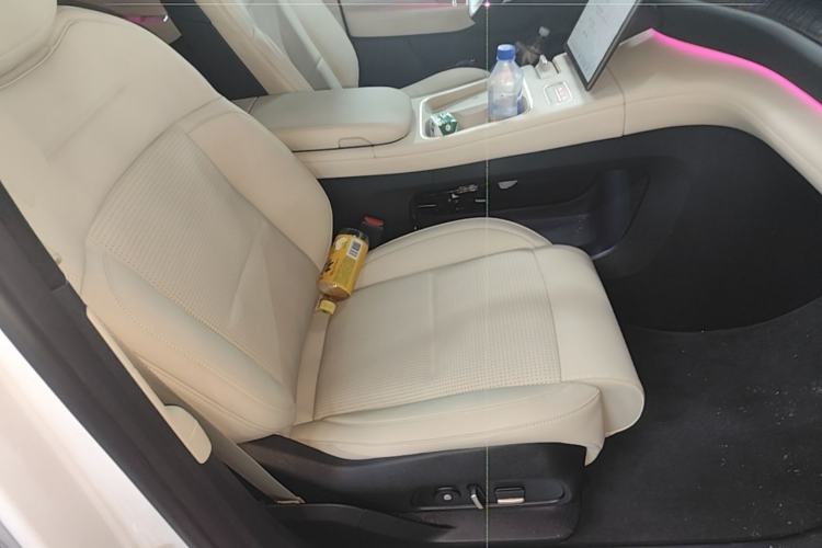 Used Nio ES6 2024 75 kWh Right Front Seat