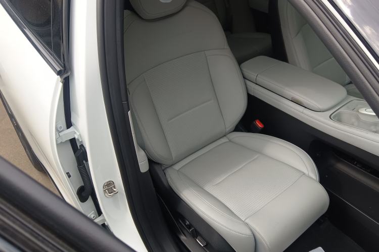 Used Nio ES6 2024 75 kWh Right Front Seat