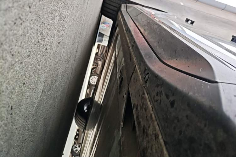 Used Nio ES6 2024 75 kWh Right Side Sill
