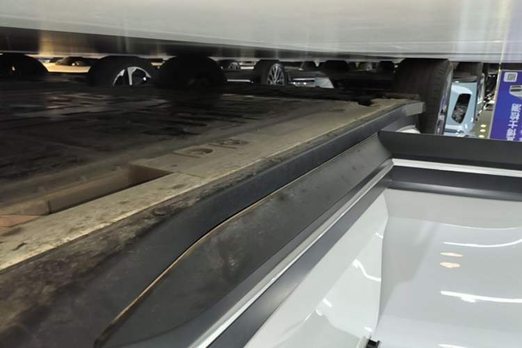 Used Nio ES6 2024 75 kWh Right Side Sill