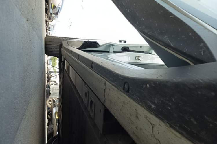 Used Nio ES6 2024 75 kWh Right Side Sill