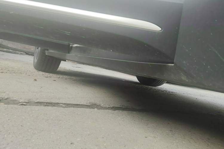 Used Nio ES6 2024 75 kWh Right Side Sill