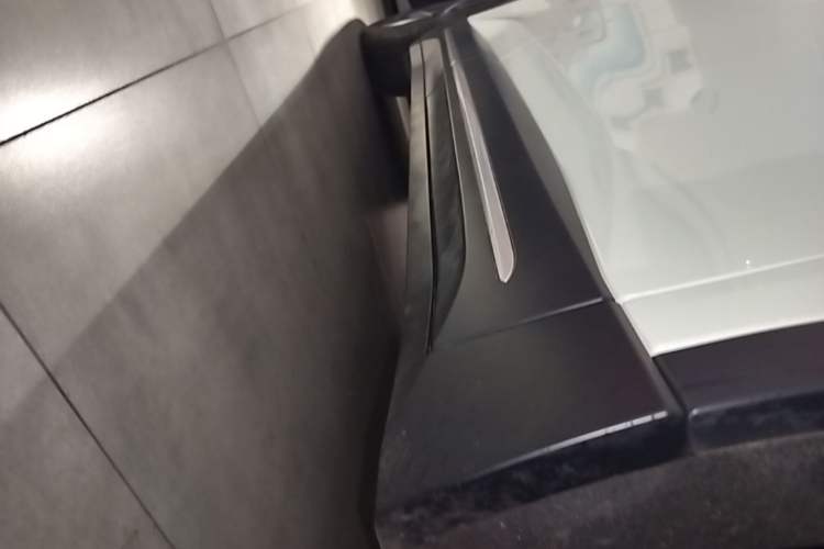 Used Nio ES6 2024 75 kWh Right Side Sill
