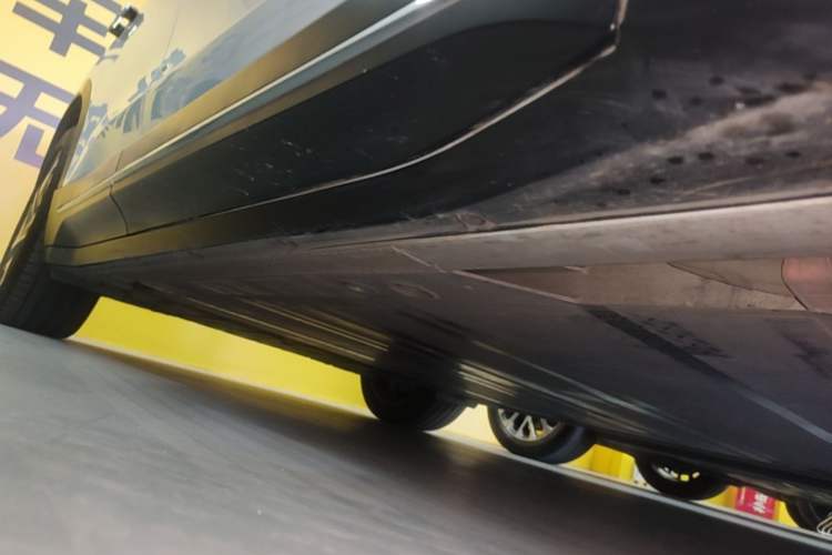 Used Nio ES6 2024 75 kWh Right Side Sill