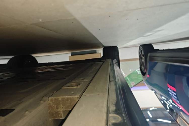 Used Nio ES6 2024 75 kWh Right Side Sill