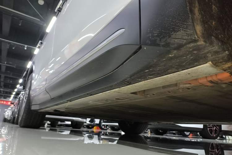 Used Nio ES6 2024 100kWh Right Side Sill