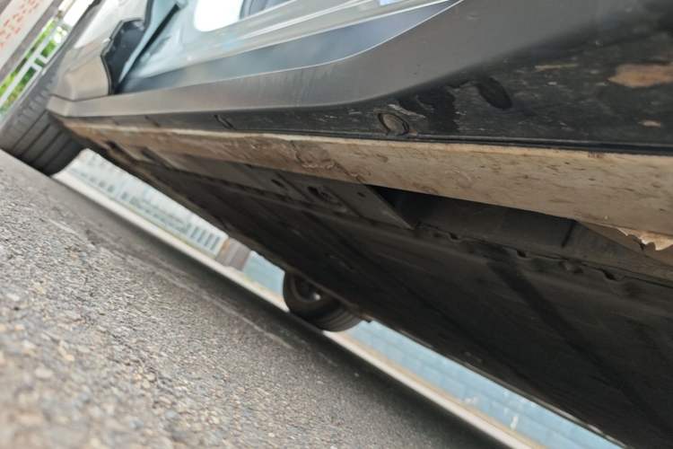 Used Nio ES6 2024 75 kWh Right Side Sill