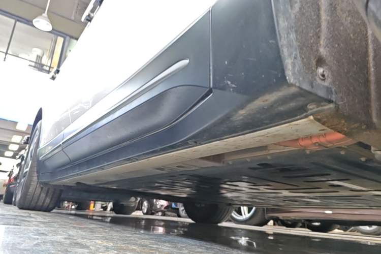 Used Nio ES6 2024 75 kWh Right Side Sill