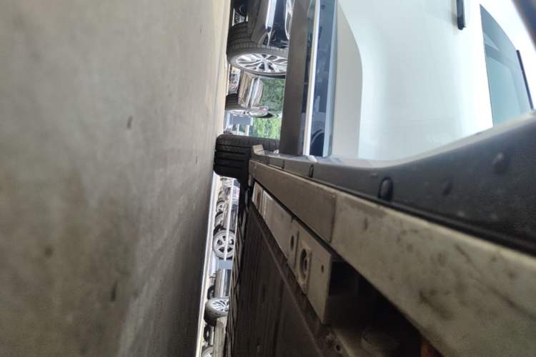 Used Nio ES6 2024 75 kWh Right Side Sill